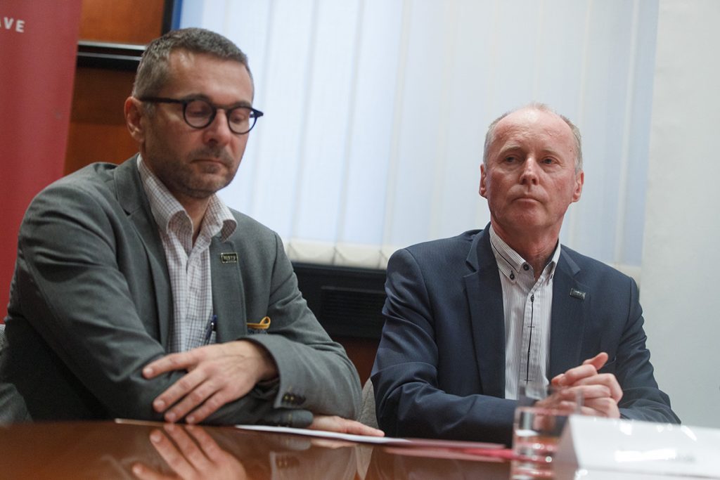 Zľava: Dekan FIIT STU Ivan Kotuliak a predseda akademického senátu STU Marián Peciar