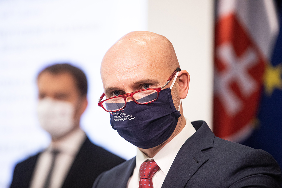 Minister školstva vyzval vedenie STU, aby začalo riešiť dianie na fakulte informatiky